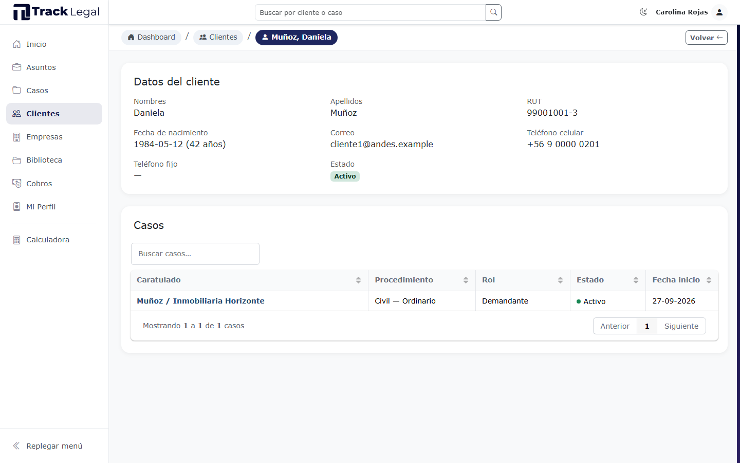 Ficha de Daniela Muñoz con sus datos de contacto y la sección de casos asociados.
